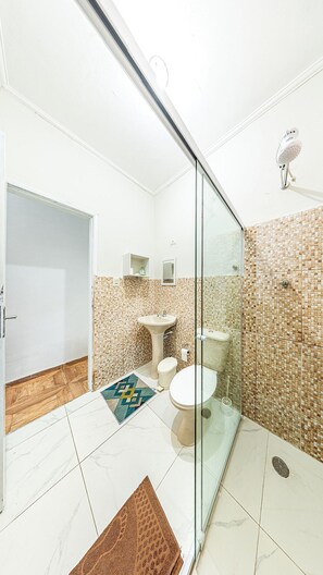 Shower, rainfall showerhead, towels - Casa próximo praia Maracanã (Praia Grande)