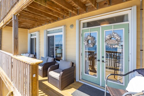 New Listing! Blue Views - Beautiful Waterfront Townhome At Southwind Marina