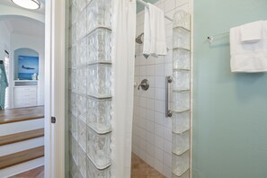 Douche, sèche-cheveux, serviettes fournies