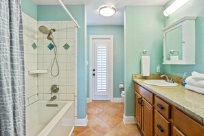 Dusj, hårføner og håndklær