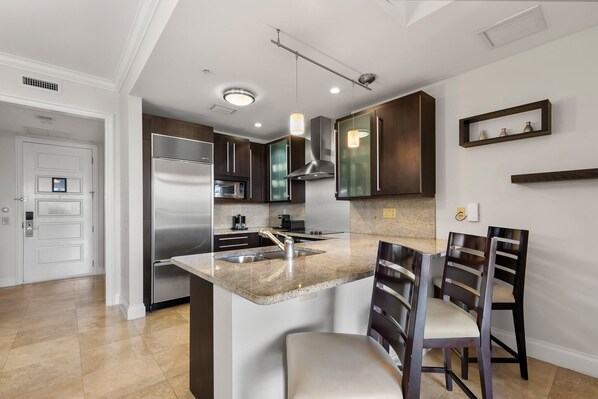 Réfrigérateur, micro-ondes, four, plaque de cuisson