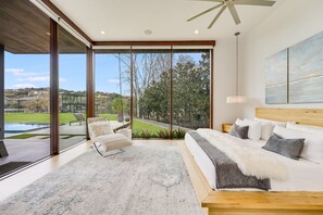 4 habitaciones, escritorio y tabla de planchar con plancha 