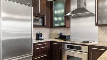 Kylskåp, mikrovågsugn, ugn och spishäll