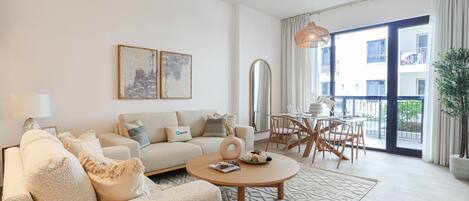 럭셔리 아파트 | 거실 공간 | 케이블 채널 시청이 가능한 55인치 스마트 TV, 넷플릭스, 스트리밍 서비스