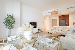 ลักซ์ชัวรี่อพาร์ทเมนท์ | บริเวณนั่งเล่น | สมาร์ททีวี 55 นิ้ว พร้อมช่องเคเบิล, Netflix, บริการสตรีมมิ่ง