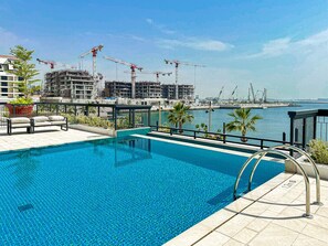 Outdoor pool - HiGuests - La Rive 2 (Dubai)