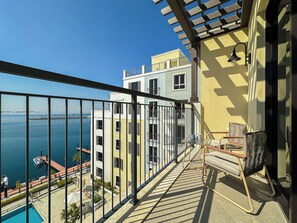 Economy Apartment | Balcony - HiGuests - La Rive 2 (Dubai)