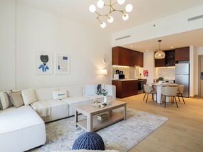 Comfort appartement | Woonruimte | Een 55-inch smart-tv met kabelzenders, Netflix en streamingdiensten