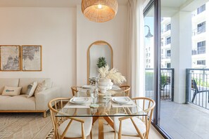 Luxury Apartment | Dining room - HiGuests - La Rive 2 (Dubai)