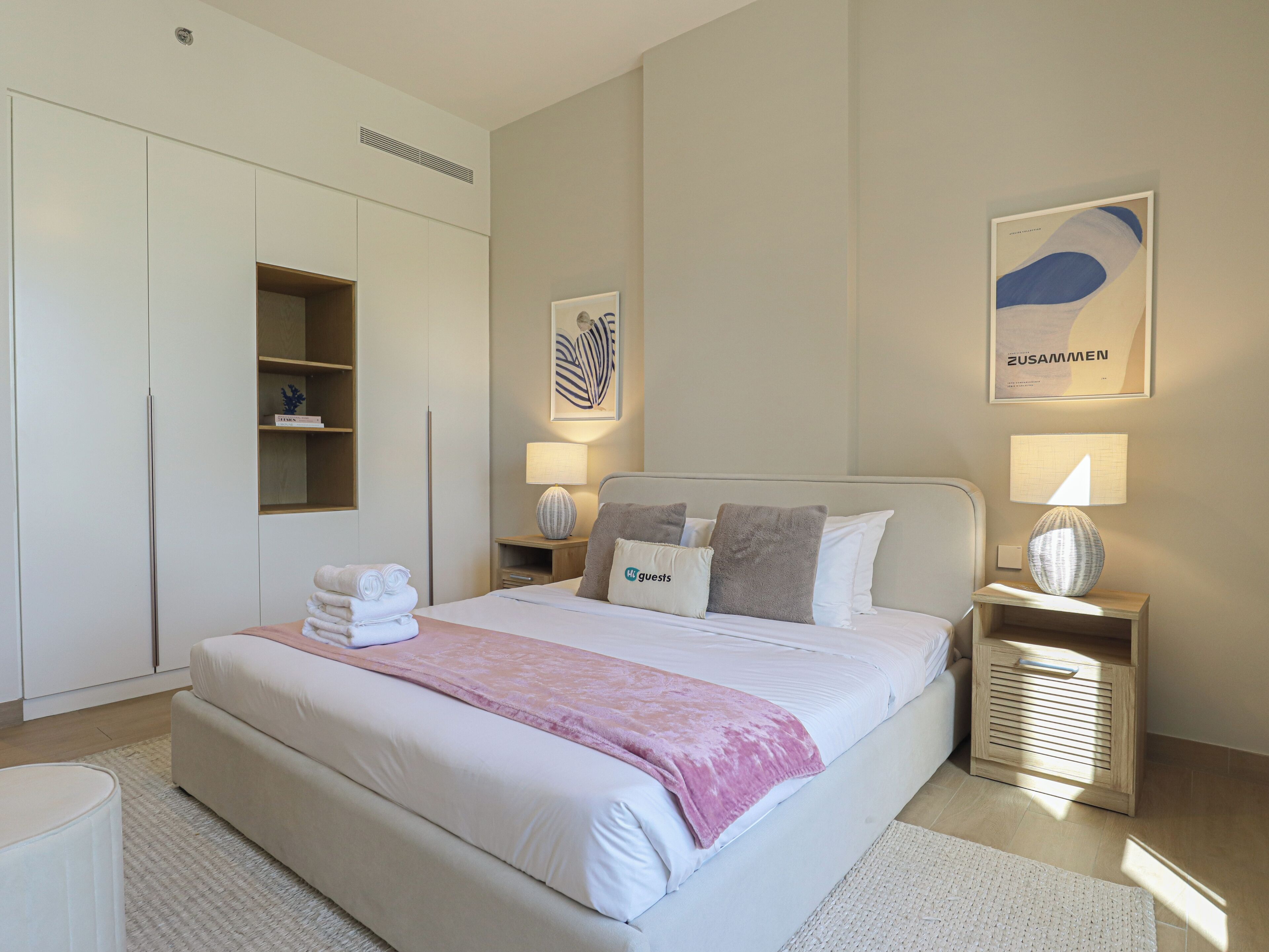 Muebles diferentes, tabla de planchar con plancha y wifi gratis 