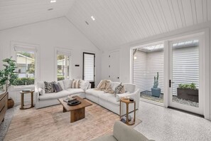 TV, offices - Casa Monte Cristo | Luxury Home, Steps to 7th Ave (Tampa)