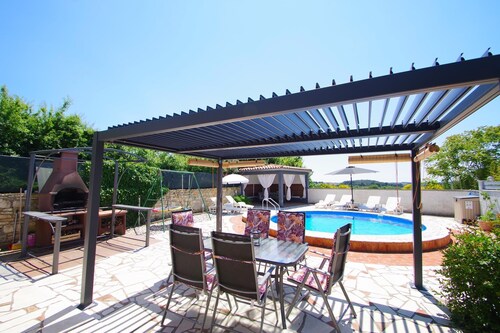 Holiday house with private pool, peaceful location in the suburb of Pula 