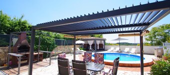 Holiday house with private pool, peaceful location in the suburb of Pula 