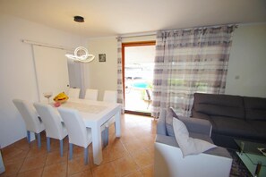 Fernseher, Tischfußball