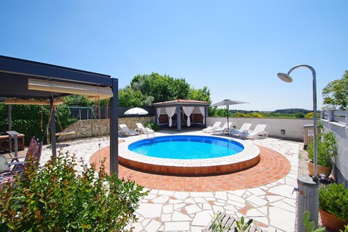 Holiday house with private pool, peaceful location in the suburb of Pula 