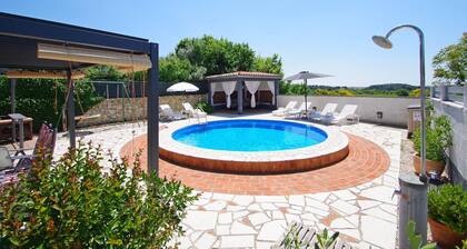 Holiday house with private pool, peaceful location in the suburb of Pula