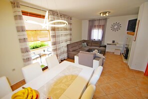 Fernseher, Tischfußball