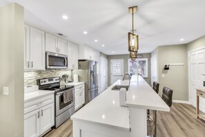 Fridge, microwave, stovetop, dishwasher