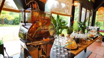 Dagelijks ontbijtbuffet (EUR 15.90 per persoon)