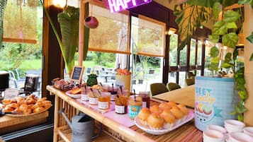 Petit déjeuner buffet (15.90 EUR par personne)