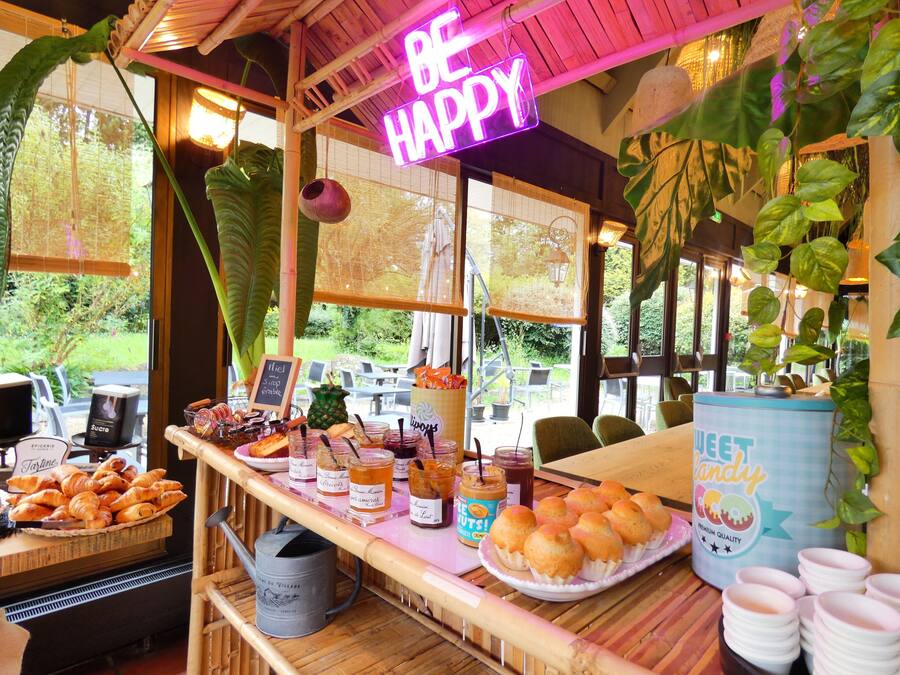 Petit déjeuner buffet (15.90 EUR par personne)