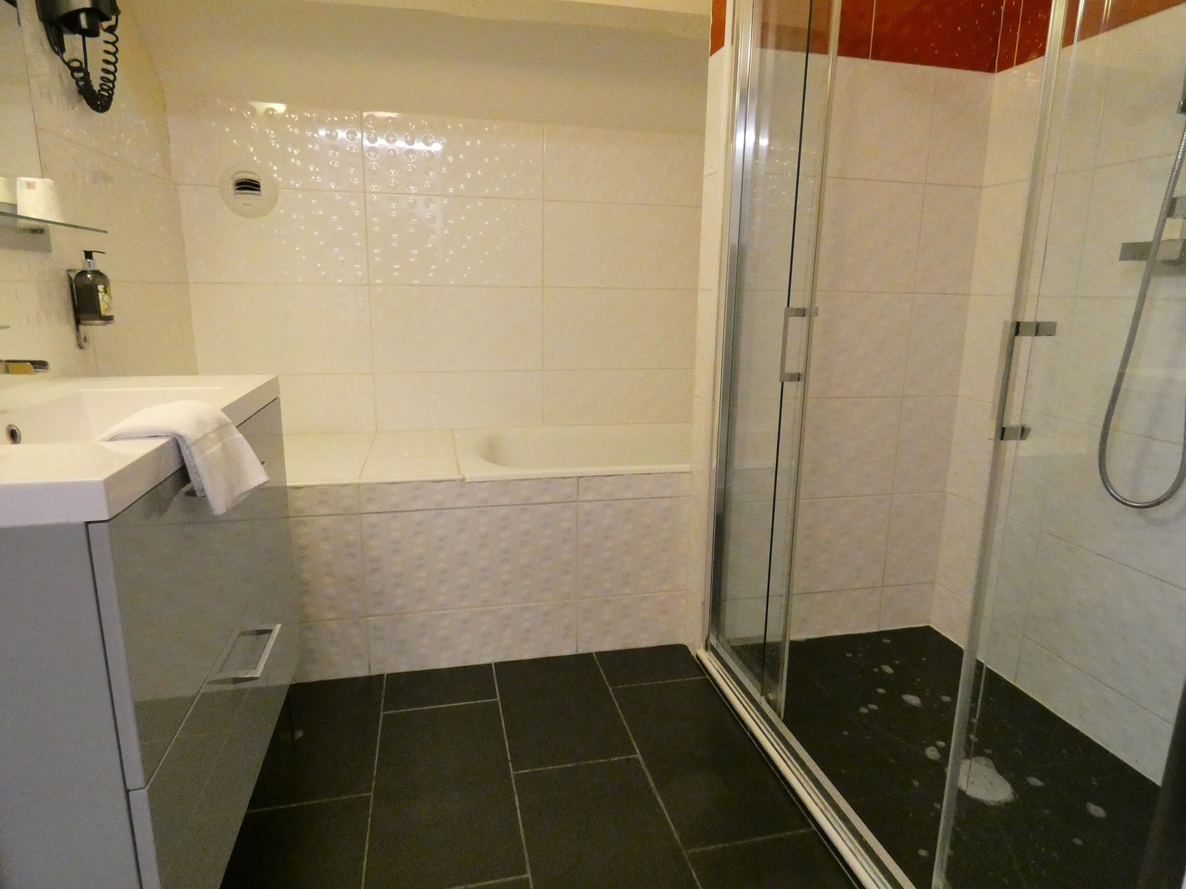 Un baño con bañera, ducha e inodoro.