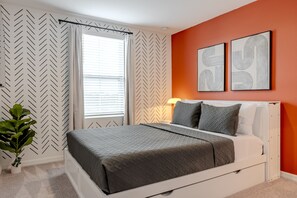 A bedroom with a bed, a potted plant, and a window with blinds. - Pet Friendly Luxury Escape Minutes from Disney 347 (Davenport)