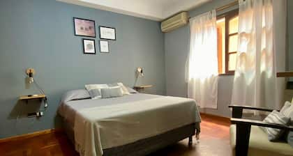 Apartamento en Pleno Centro de la Ciudad, Seguro y con Estacionamiento Privado!