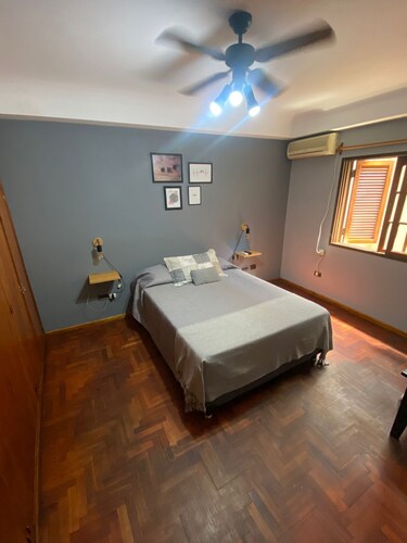 Apartamento en Pleno Centro de la Ciudad, Seguro y con Estacionamiento Privado!