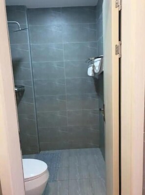 Hair dryer, towels, soap, shampoo - Cozy - 1 bedroom Luxury furnished apartment (Nairobi County)