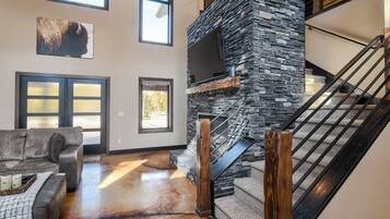 Smart TV, fireplace