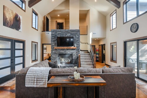 Spacious Zero-Entry 3400 Sq. Ft. Lodge on 2 Acres w/ Clubhouse Access!