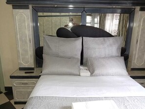 8 habitaciones, tabla de planchar con plancha, wifi y ropa de cama