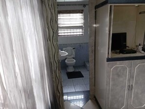 Ducha, bidet, toallas, jabón