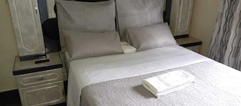 Spacious 8-bedroom lodge in welcoming Kempton Park with WiFi