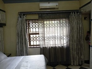 8 bedrooms, iron/ironing board, WiFi, bed sheets