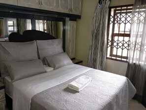 8 quartos, ferros/tábuas de passar roupa, Wi-Fi, roupa de cama