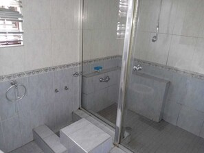 Dusche, Bidet, Handtücher, Seife