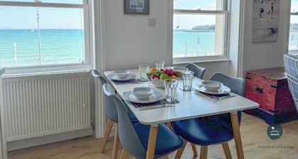 Bay Retreat - Esplanade, sea views, parking