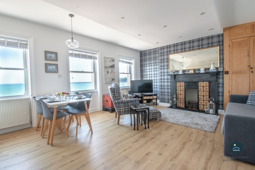 Bay Retreat - Esplanade, Sea Views, Parking - Weymouth