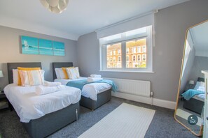 3 bedrooms, iron/ironing board, travel crib, WiFi - Sanderlings - holiday home close to beach (Weymouth)