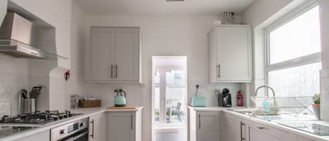 Frigorifero, microonde, forno, lavastoviglie