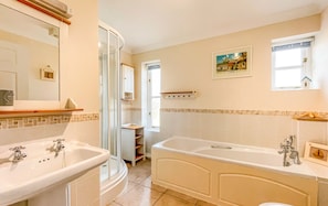 Shower, hair dryer, towels - Wildflower Cottage - Sutton Poyntz (Sutton Poyntz)