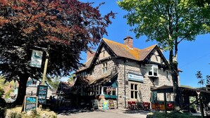 Un edificio de piedra tradicional con un cartel que dice 'The Springhead Pub & Restaurant'.