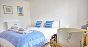 2 bedrooms, iron/ironing board, free WiFi, bed sheets - Capstan Cottage - harbour cottage with parking (Weymouth)