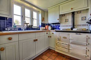 Fridge, microwave, oven, stovetop - Martie Cottage - cosy cottage, idyllic village (West Stafford)
