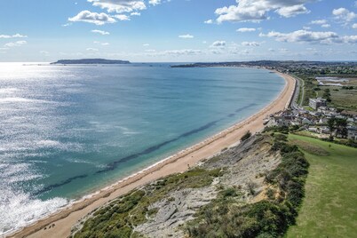 Bowleaze Hideaway - beachside, dog friendly