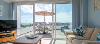 Pebble House - Sea views, parking, family friendly