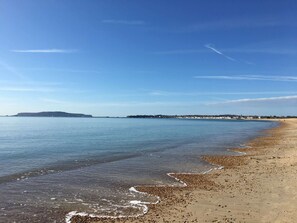 Beach nearby - Pebble House - Sea views, parking, family friendly (Weymouth)