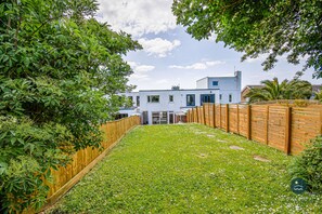 Property grounds - Pebble House - Sea views, parking, family friendly (Weymouth)